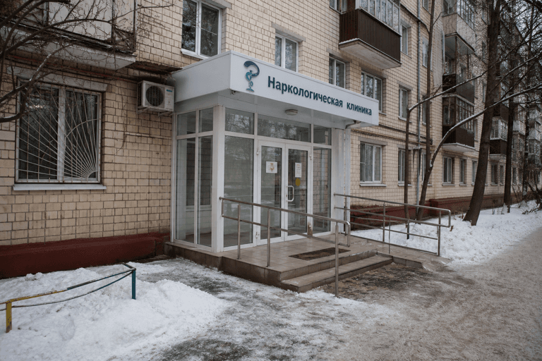 Вход филиала «Наркология Москвы» по адресу: 127576, г Москва, р-н Лианозово, ул Новгородская, д 10