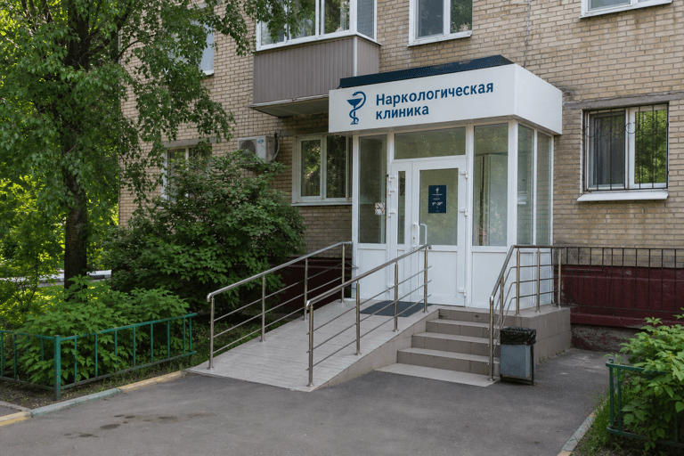 Вход филиала «Наркология Москвы» по адресу: 140155, Московская обл, г Раменское, село Новохаритоново, д 11