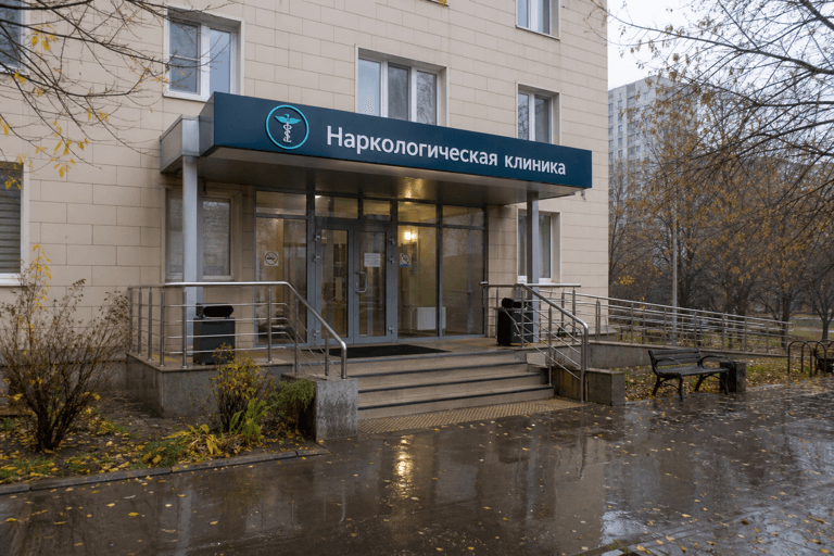 Вход филиала «Наркология Москвы» по адресу: 117042, г Москва, р-н Южное Бутово, ул Южнобутовская, д 23