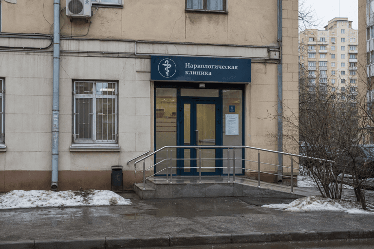 Вход филиала «Наркология Москвы» по адресу: 129164, г Москва, Алексеевский р-н, ул Ярославская, д 5 стр 2