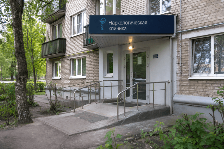 Вход филиала «Наркология Москвы» по адресу: 129281, г Москва, Бабушкинский р-н, ул Менжинского, д 32Д