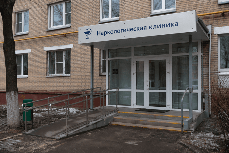Вход филиала «Наркология Москвы» по адресу: 141221, Московская обл, г Пушкино, пгт Черкизово, ул Ганны Шостак, д 3