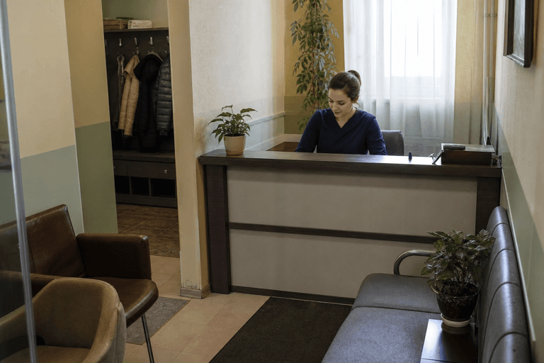 Зона приёма посетителей филиала «Наркология Москвы» по адресу: 141221, Московская обл, г Пушкино, пгт Черкизово, ул Ганны Шостак, д 3
