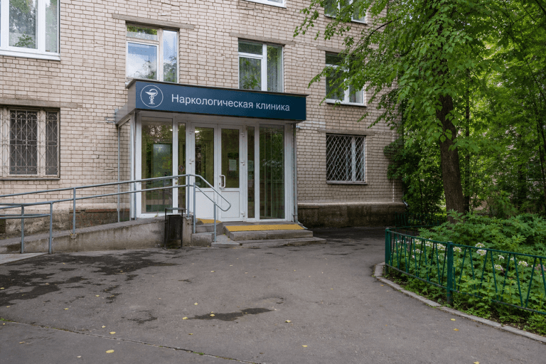 Вход филиала «Наркология Москвы» по адресу: 127411, г Москва, Дмитровский р-н, Дмитровское шоссе, соор 110Г стр 2