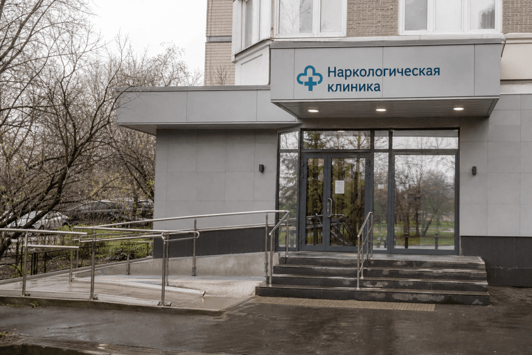 Вход филиала «Наркология Москвы» по адресу: 115419, г Москва, Донской р-н, 2-й Рощинский пр-д, д 7