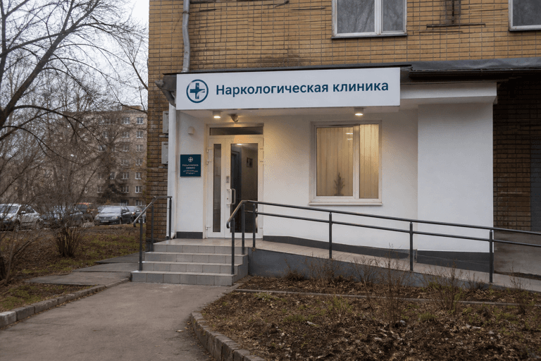 Вход филиала «Наркология Москвы» по адресу: 140090, Московская обл, г Люберцы, г Дзержинский, ул Ленина, д 30