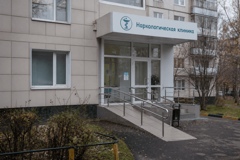 Вход филиала «Наркология Москвы» по адресу: 141190, Московская обл, г Фрязино, ул Вокзальная, д 15
