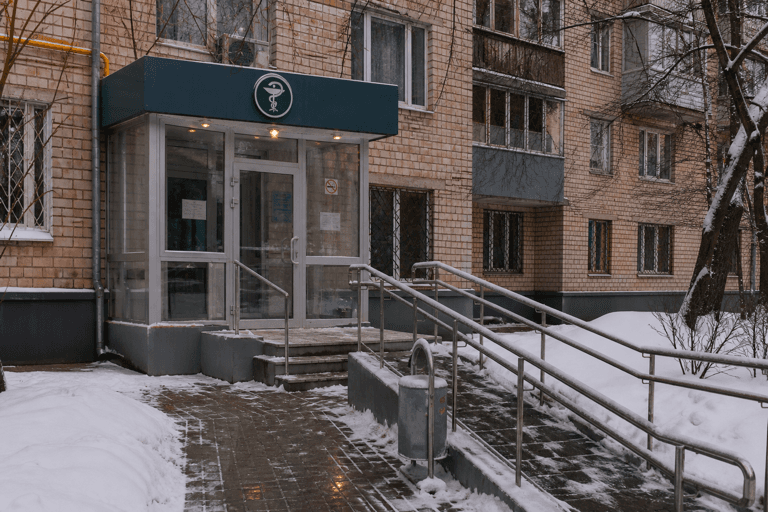 Вход филиала «Наркология Москвы» по адресу: 119334, г Москва, Гагаринский р-н, ул Косыгина, д 17 к 11