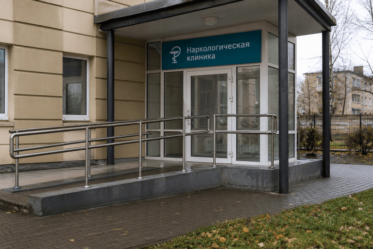 Вход филиала «Наркология Москвы» по адресу: 141281, Московская обл, г Пушкино, г Ивантеевка, ул Заречная, д 3