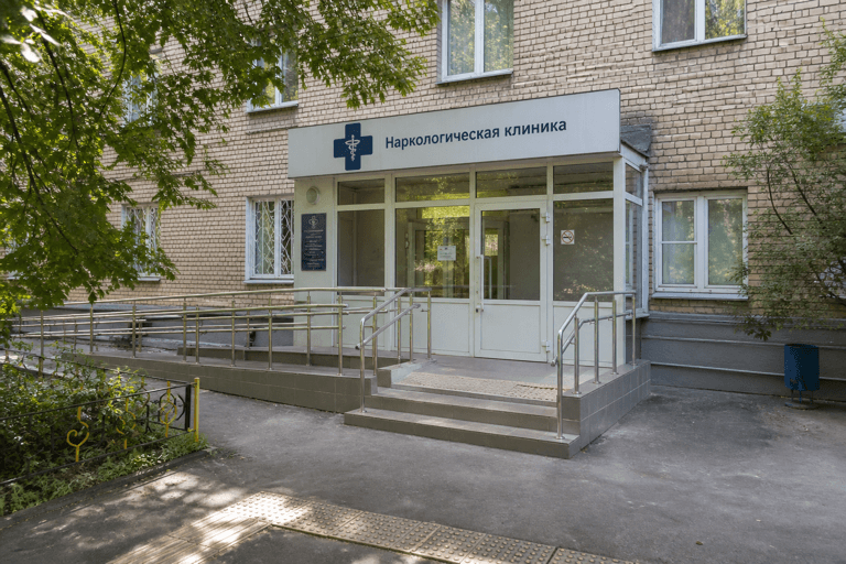 Вход филиала «Наркология Москвы» по адресу: 117186, г Москва, р-н Котловка, Нагорный б-р, д 24