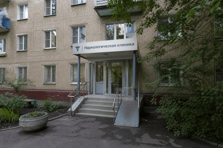 Вход филиала «Наркология Москвы» по адресу: 121351, г Москва, р-н Кунцево, ул Ивана Франко, д 46 стр 3