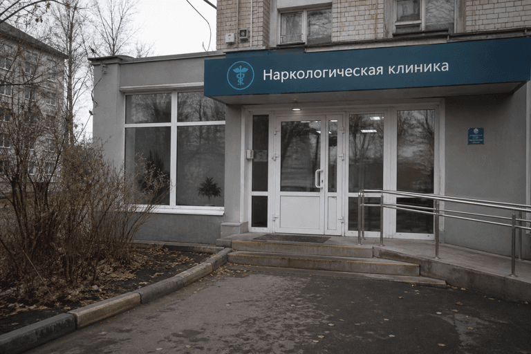 Вход филиала «Наркология Москвы» по адресу: 140152, Московская обл, г Раменское, деревня Кузнецово, ул Центральная, д 84