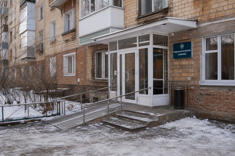 Вход филиала «Наркология Москвы» по адресу: 140152, Московская обл, г Раменское, село Малышево, ул Пограничная, д 14