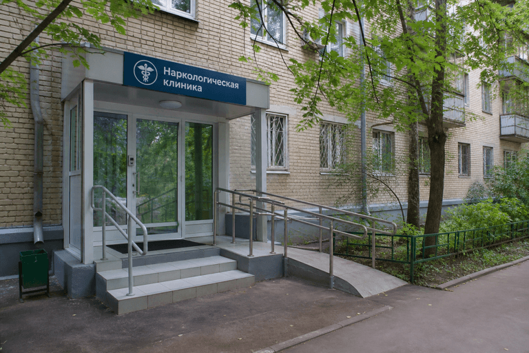 Вход филиала «Наркология Москвы» по адресу: 129327, г Москва, Бабушкинский р-н, Чукотский пр-д, д 10 стр 2
