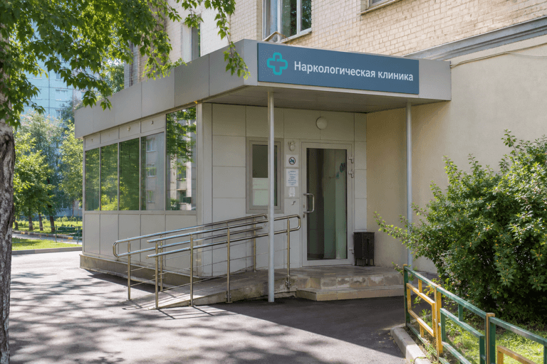 Вход филиала «Наркология Москвы» по адресу: 141408, г Москва, Молжаниновский р-н, ул Лужская, д 9