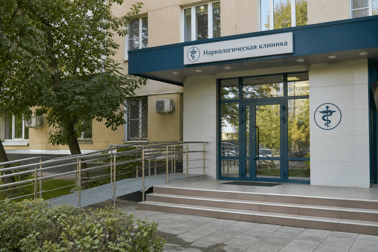 Вход филиала «Наркология Москвы» по адресу: 108811, г Москва, г Московский, Филимонковский р-н, мкр 1-й, д 32А
