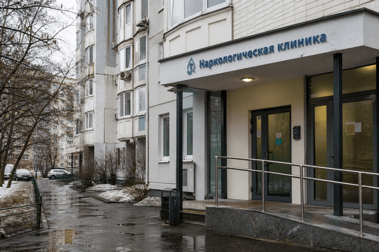 Вход филиала «Наркология Москвы» по адресу: 119634, г Москва, р-н Ново-Переделкино, ул Чоботовская, д 15