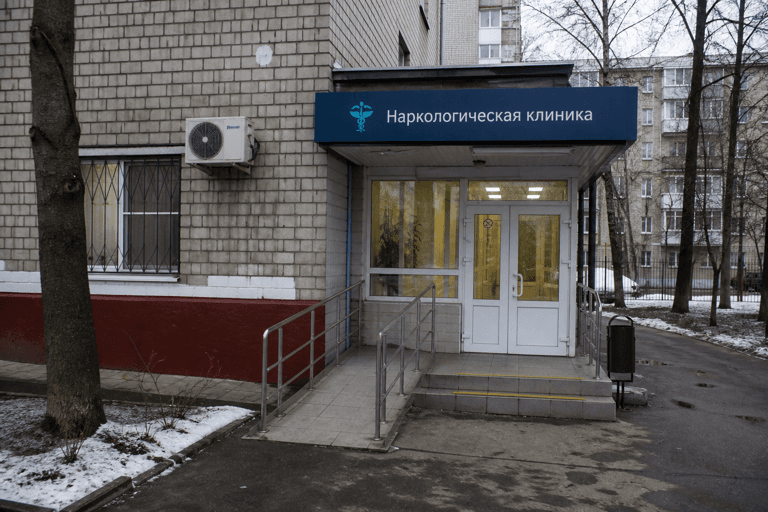 Вход филиала «Наркология Москвы» по адресу: 111396, г Москва, р-н Новогиреево, Союзный пр-кт, д 17 стр 2