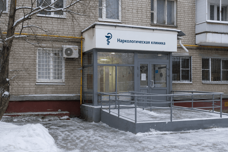 Вход филиала «Наркология Москвы» по адресу: 143003, Московская обл, г Одинцово, ул Маршала Жукова, д 28