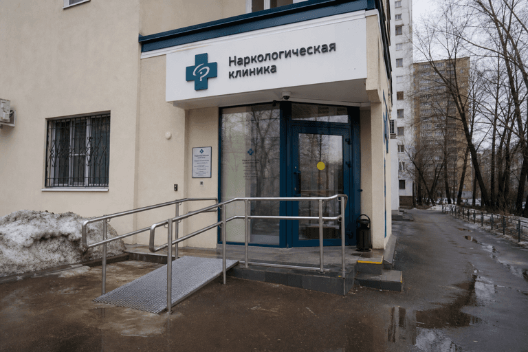 Вход филиала «Наркология Москвы» по адресу: 140060, Московская обл, г Люберцы, пгт Октябрьский, ул Текстильщиков, д 1