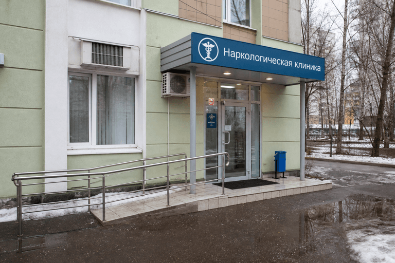Вход филиала «Наркология Москвы» по адресу: Московская обл, г Подольск, пл Ленина, д 2