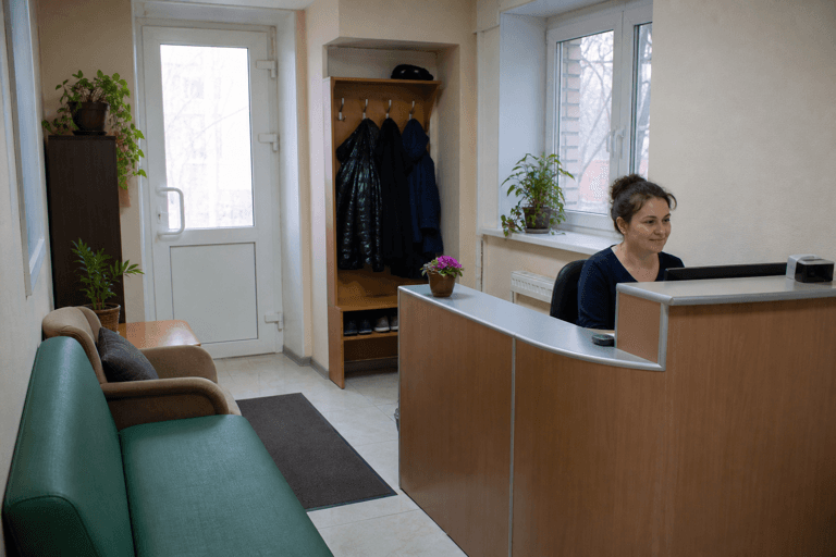 Зона приёма посетителей филиала «Наркология Москвы» по адресу: 125362, г Москва, р-н Покровское-Стрешнево, ул Долгова, д 5
