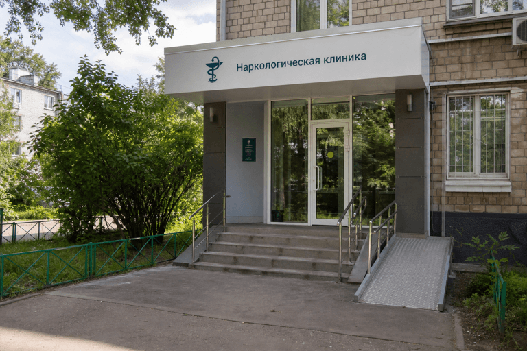 Вход филиала «Наркология Москвы» по адресу: 141260, Московская обл, г Пушкино, пгт Правдинский, Степаньковское шоссе, д 17а