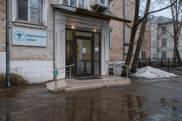 Вход филиала «Наркология Москвы» по адресу: 108825, г Москва, Краснопахорский р-н, поселок Щапово, ул Садовый Квартал, д 14