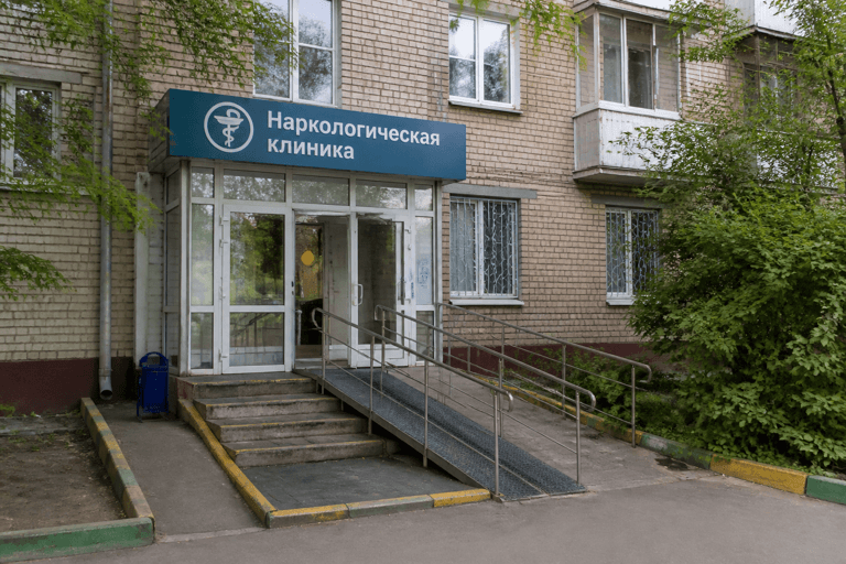 Вход филиала «Наркология Москвы» по адресу: 108851, г Москва, г Щербинка, р-н Щербинка, ул Железнодорожная, д 24А стр 1