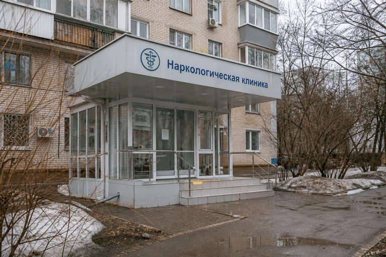 Вход филиала «Наркология Москвы» по адресу: 119619, г Москва, р-н Солнцево, ул Производственная, д 2