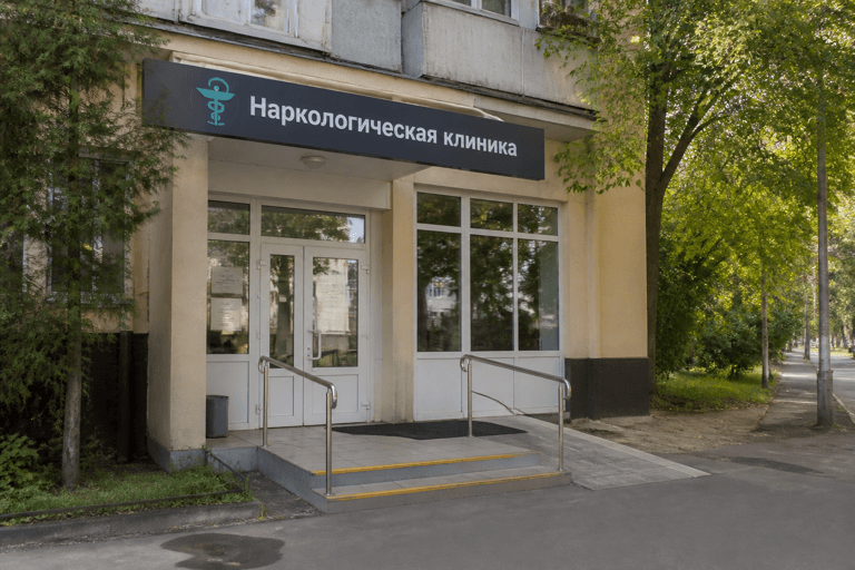 Вход филиала «Наркология Москвы» по адресу: 123458, г Москва, р-н Строгино, ул Маршала Прошлякова, д 12 к 2 стр 3