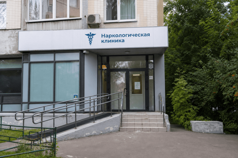 Вход филиала «Наркология Москвы» по адресу: 129323, г Москва, р-н Свиблово, ул Снежная, д 19