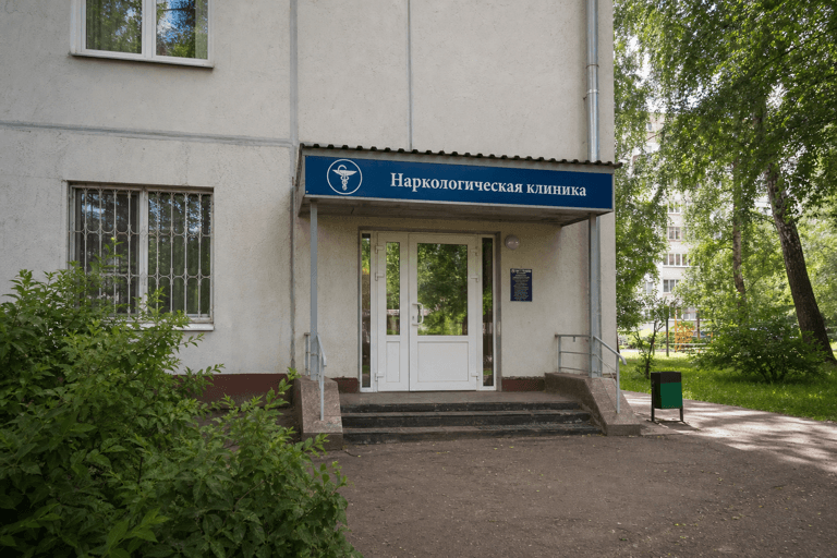 Вход филиала «Наркология Москвы» по адресу: 108814, г Москва, р-н Коммунарка, деревня Сосенки, д 200 стр 2