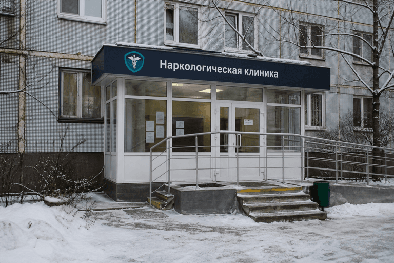 Вход филиала «Наркология Москвы» по адресу: 140072, Московская обл, г Люберцы, пгт Томилино, ул Никитина, д 10