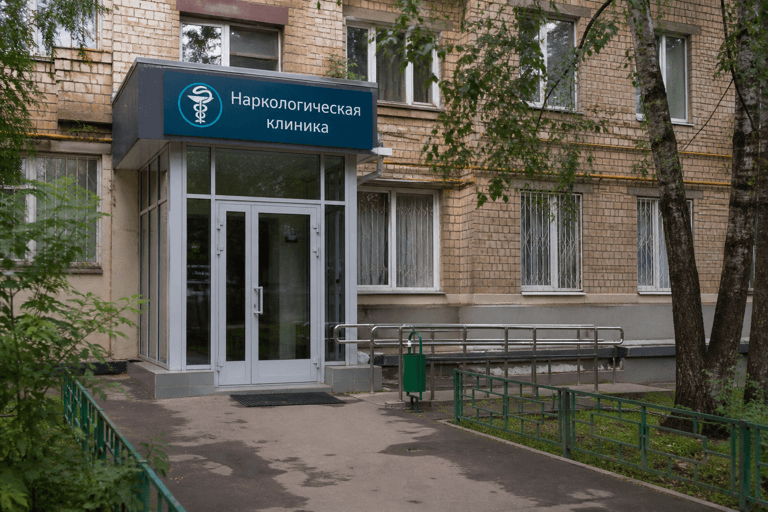 Вход филиала «Наркология Москвы» по адресу: 119027, г Москва, р-н Внуково, тер Внуково Аэропорт, д 1 соор 17