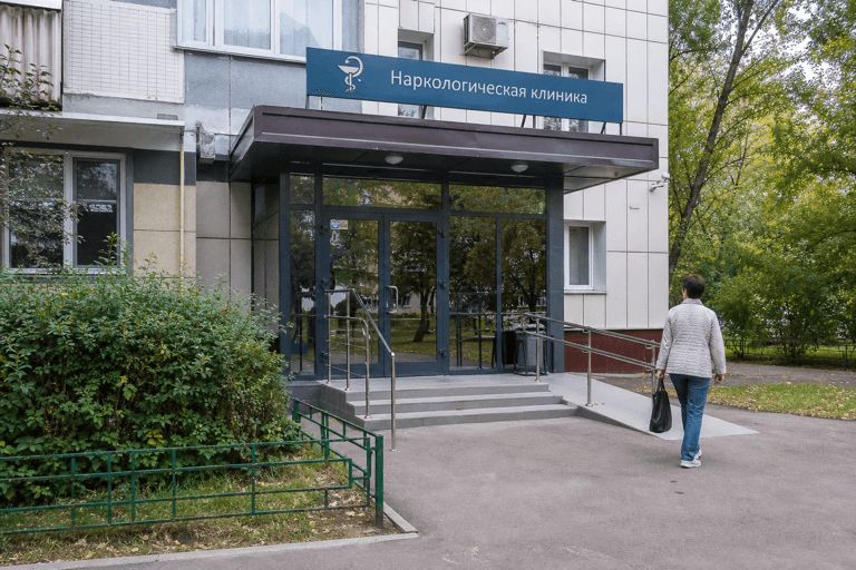 Вход филиала «Наркология Москвы» по адресу: 125171, г Москва, Войковский р-н, пл Ганецкого, д 1
