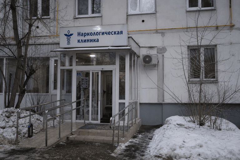 Вход филиала «Наркология Москвы» по адресу: 119049, г Москва, р-н Якиманка, Мароновский пер, д 3