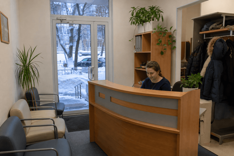 Зона приёма посетителей филиала «Наркология Москвы» по адресу: 119049, г Москва, р-н Якиманка, Мароновский пер, д 3