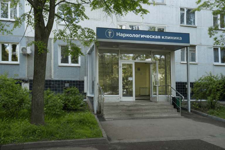 Вход филиала «Наркология Москвы» по адресу: 121108, г Москва, ул Ивана Франко, д 6 стр 8