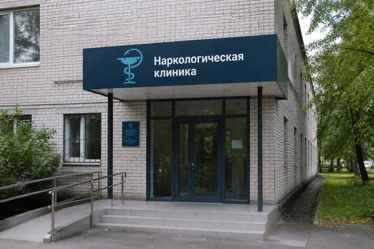 Вход филиала «Наркология Москвы» по адресу: 141253, Московская обл, г Пушкино, пгт Зеленоградский, ул Льва Толстого, д 20