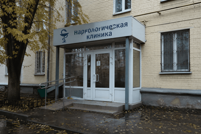 Вход филиала «Наркология Москвы» по адресу: 140181, Московская обл, г Жуковский, ул Маяковского, д 17